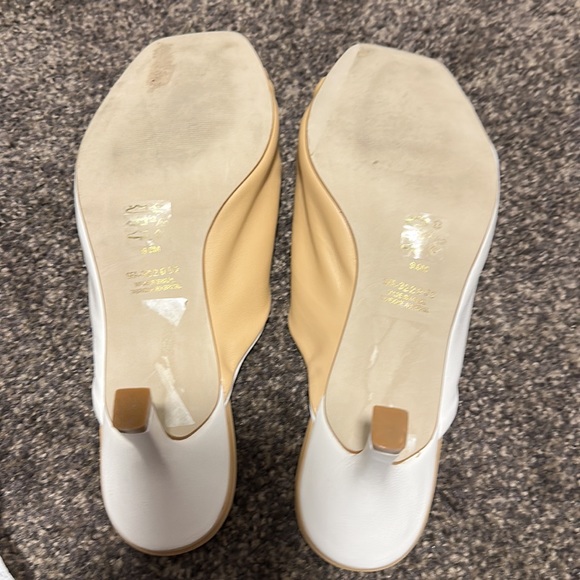 Cream sandals with kitten heel. - Picture 6 of 6